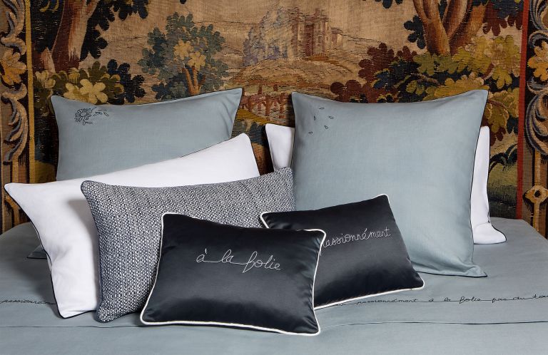Passionnément embroidered luxury bedding