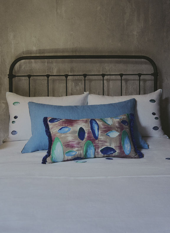 Galets bed linens with decorative pillows
